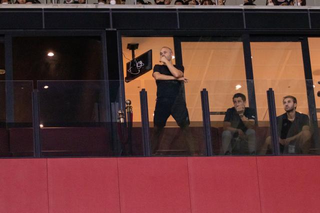 完美对战平台下载-日本金元战舰保卫战①看看神户胜利船死忠看台氛围